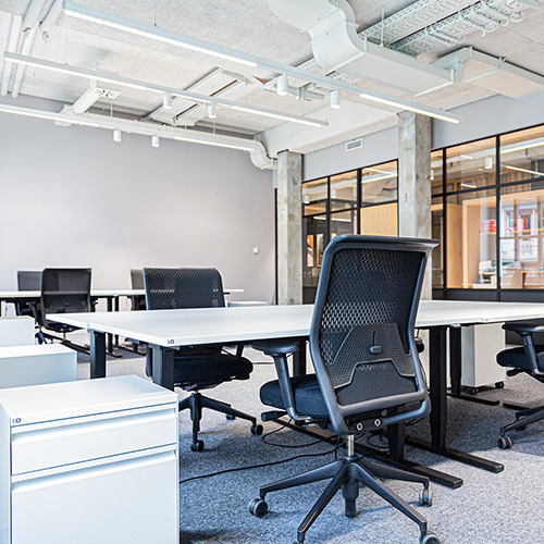 Büro mit mehrere Sitz-Stehtische